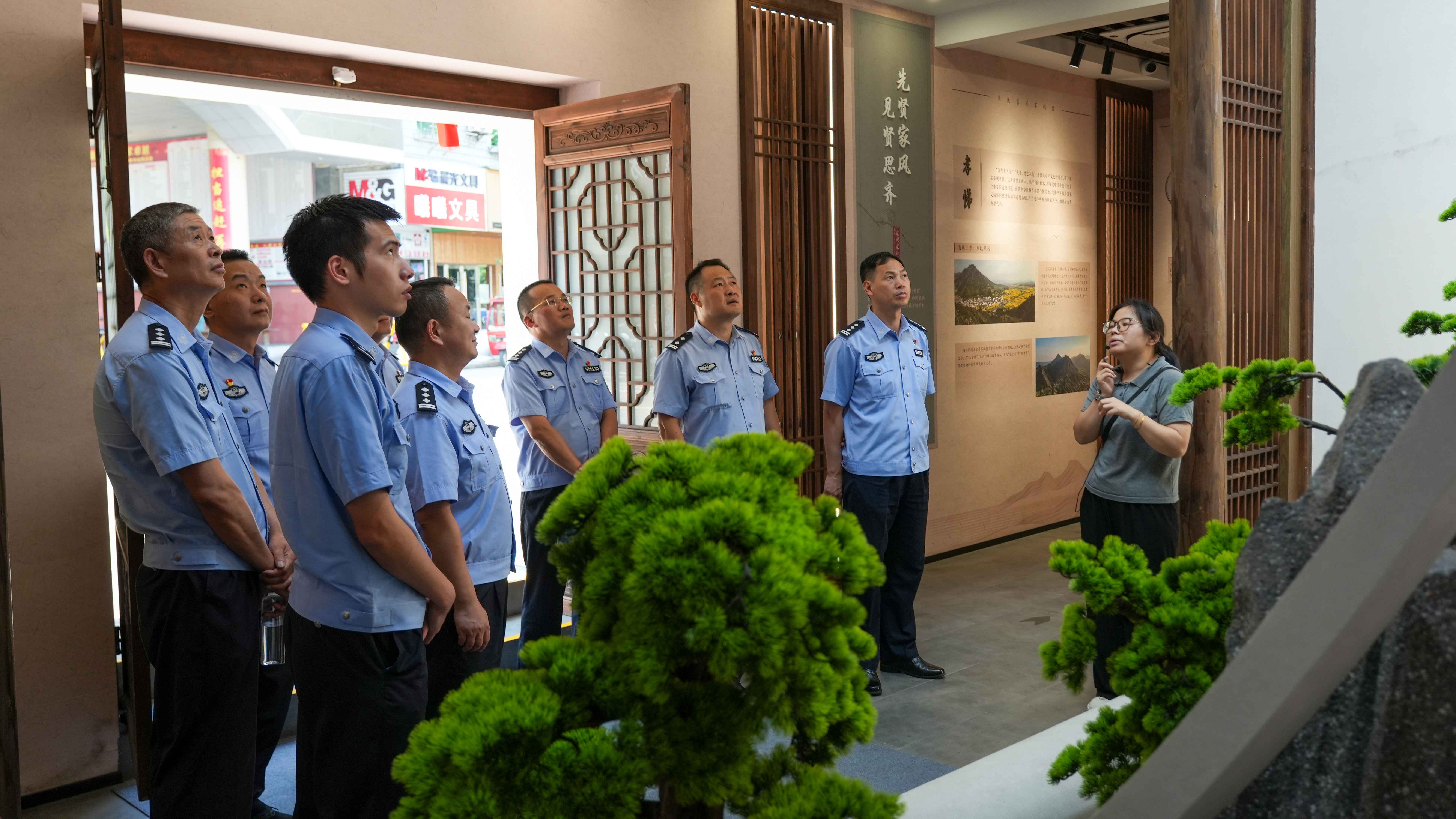 图为6月17日下午，浙江省兰溪市公安局交警大队分批组织党员民警走进家风家训馆聆听家风故事。.JPG
