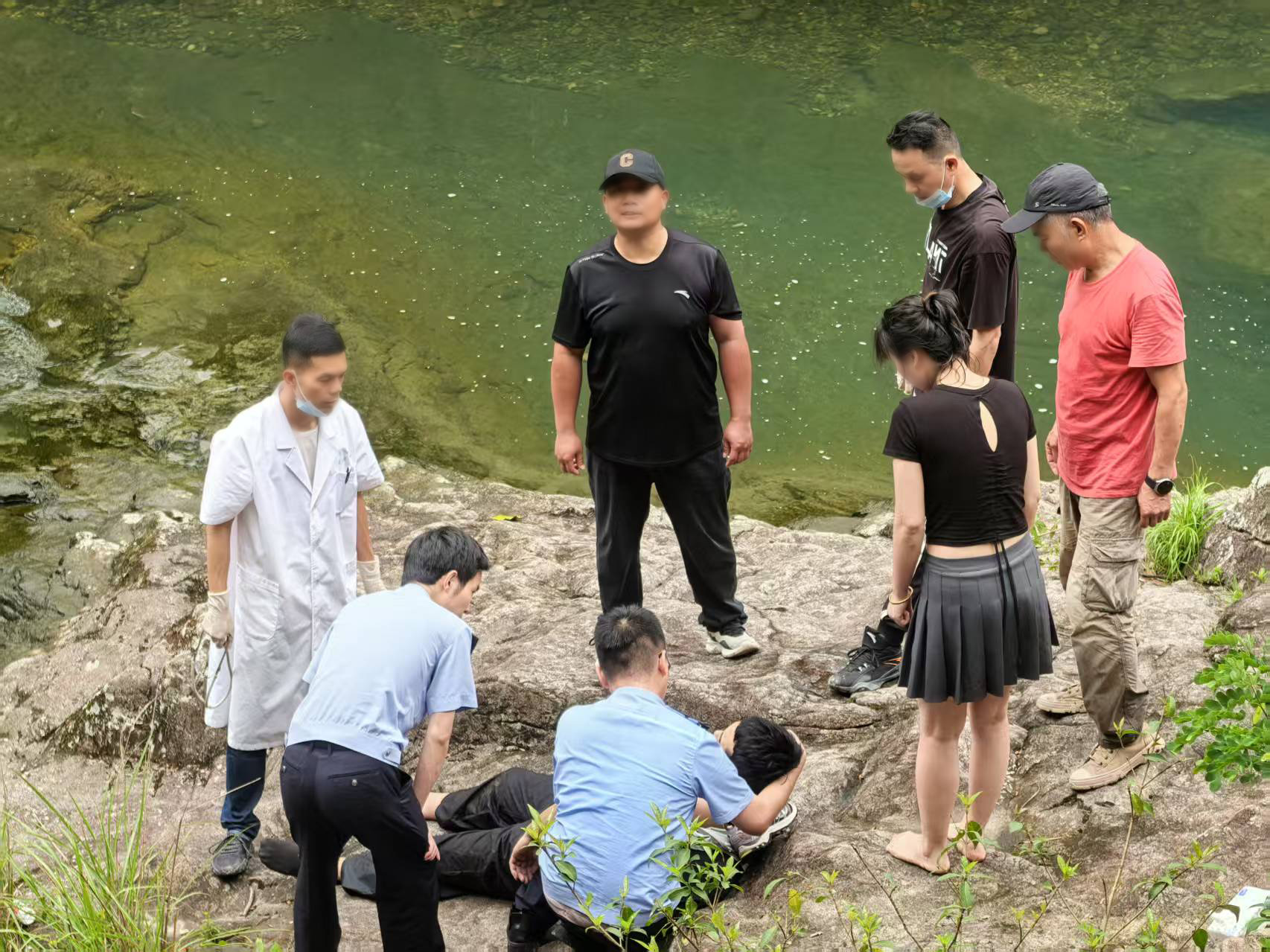 2黄崛起救助照片.JPG