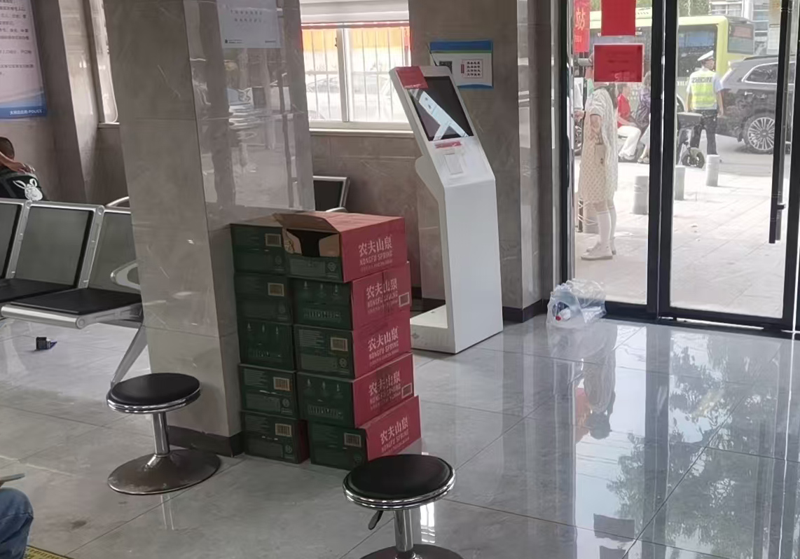 群众送来十箱水.jpg