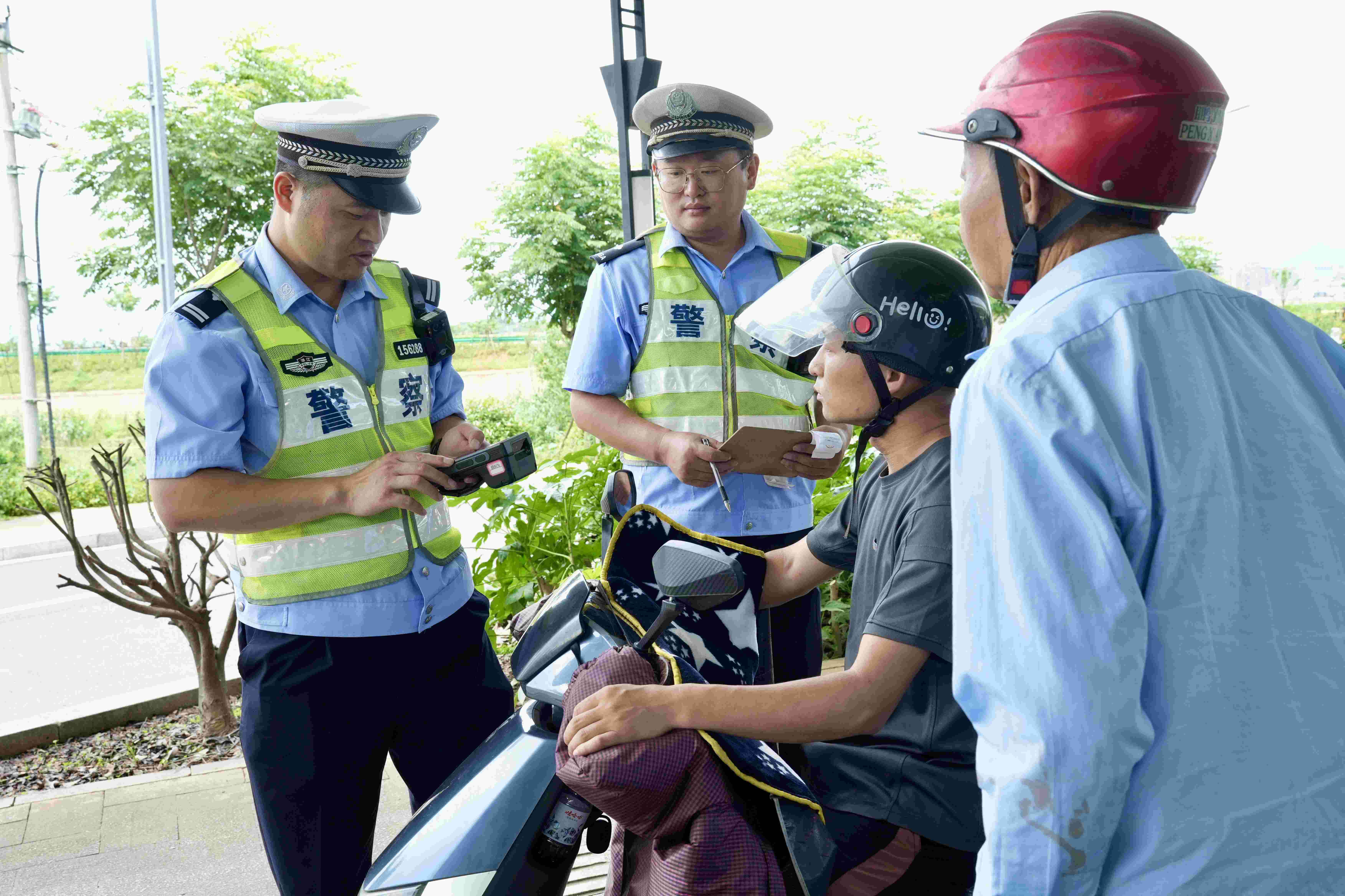 图为兰溪交警持续开展电动车整治行动。.JPG