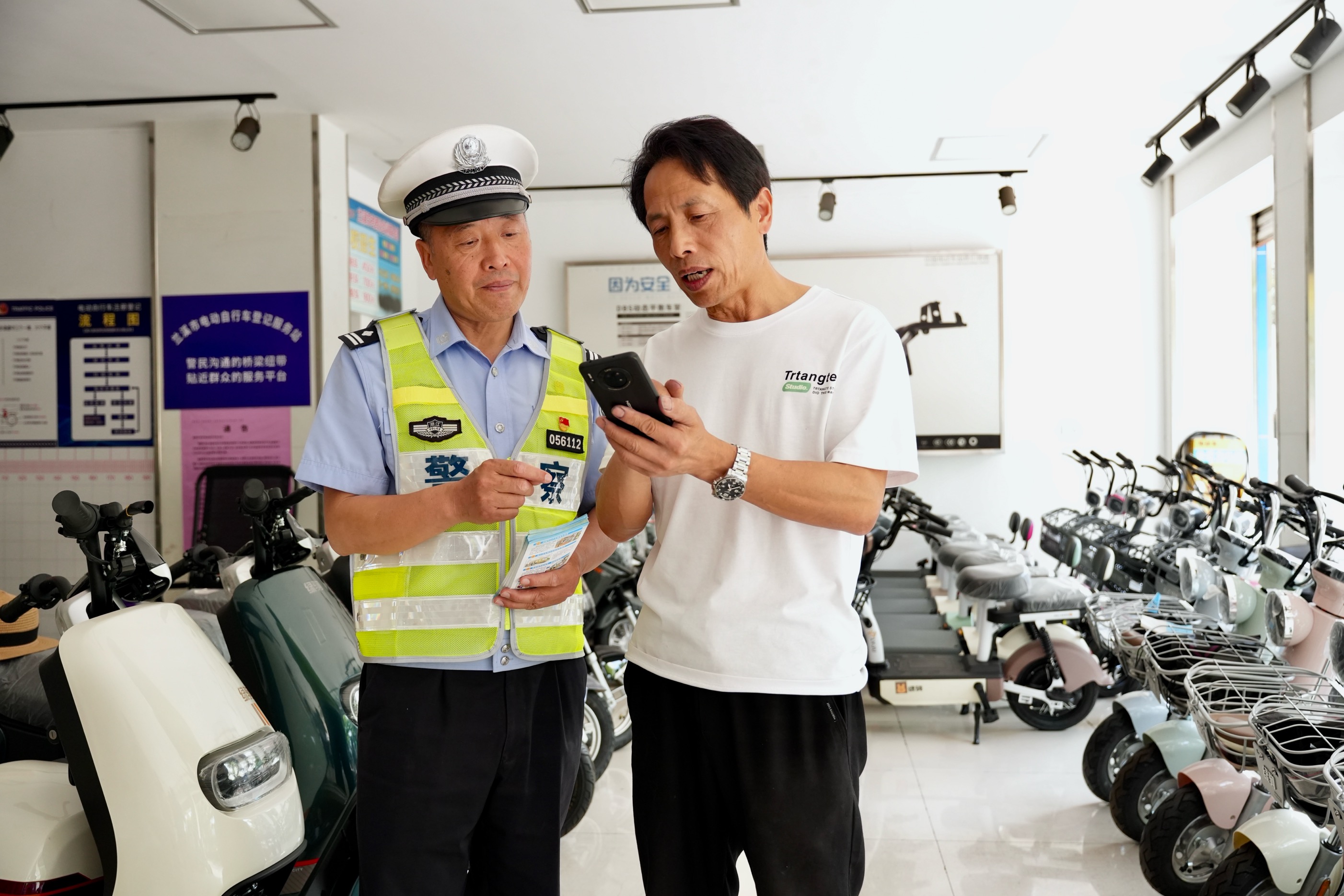 图为兰溪交警做好源头管控对电动车销售点进行检查。.JPG