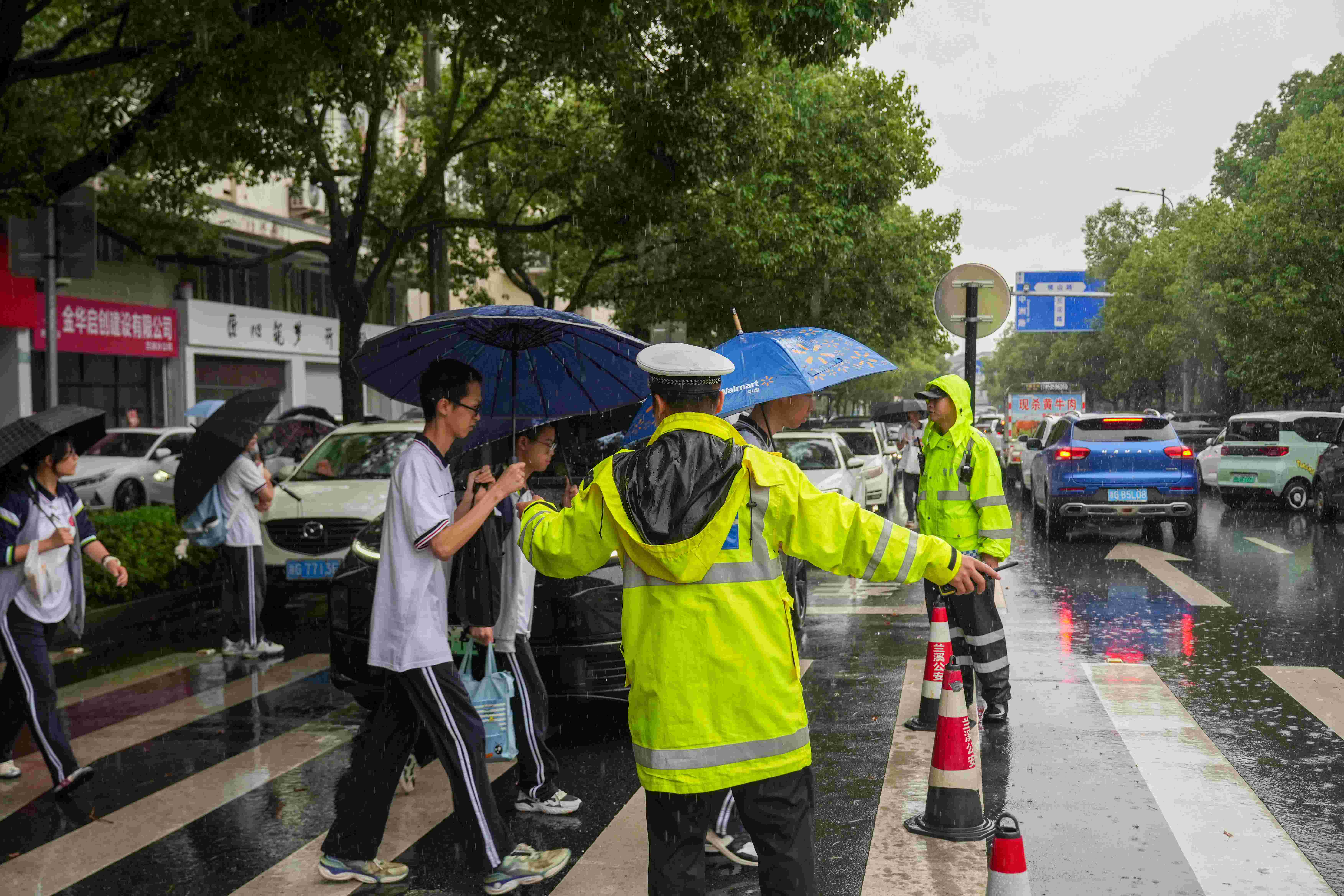 图为兰溪交警做好护学岗工作，守护学生安全过街。.JPG