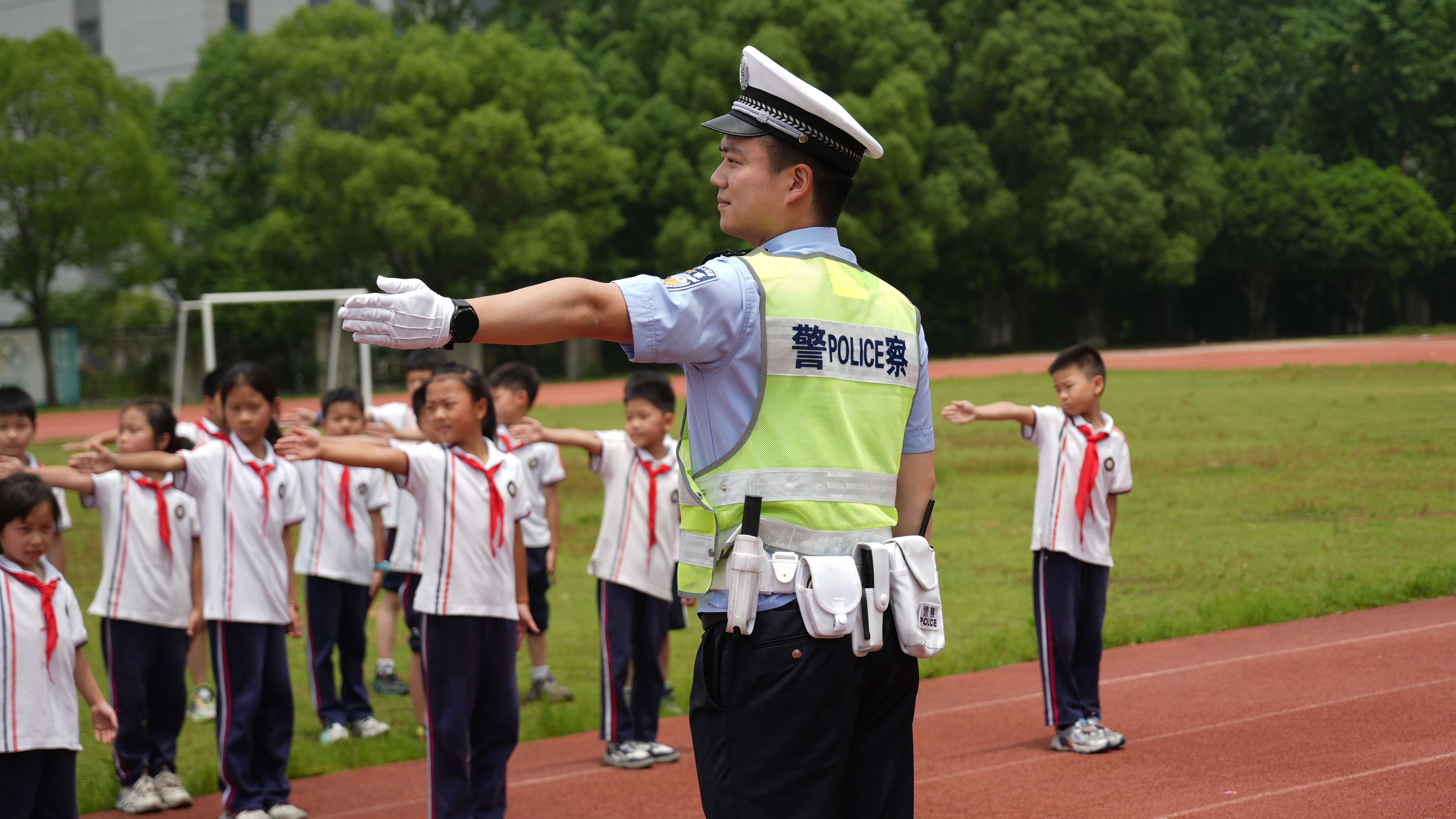 图为兰溪交警带领学生学习交通手势操.JPG