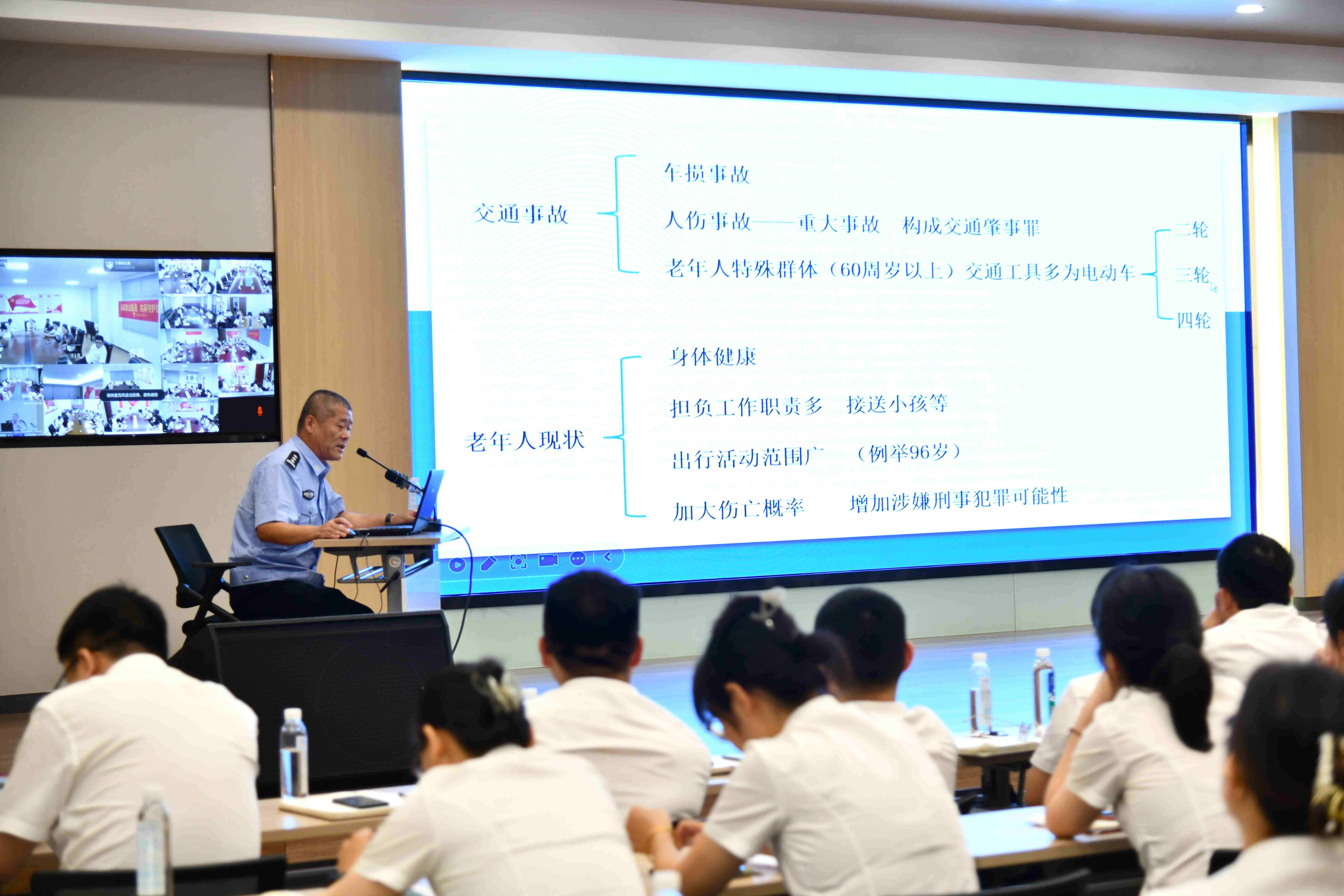 图为兰溪交警在农商银行兰溪支行与员工面对面开展交通安全宣传活动。.jpg
