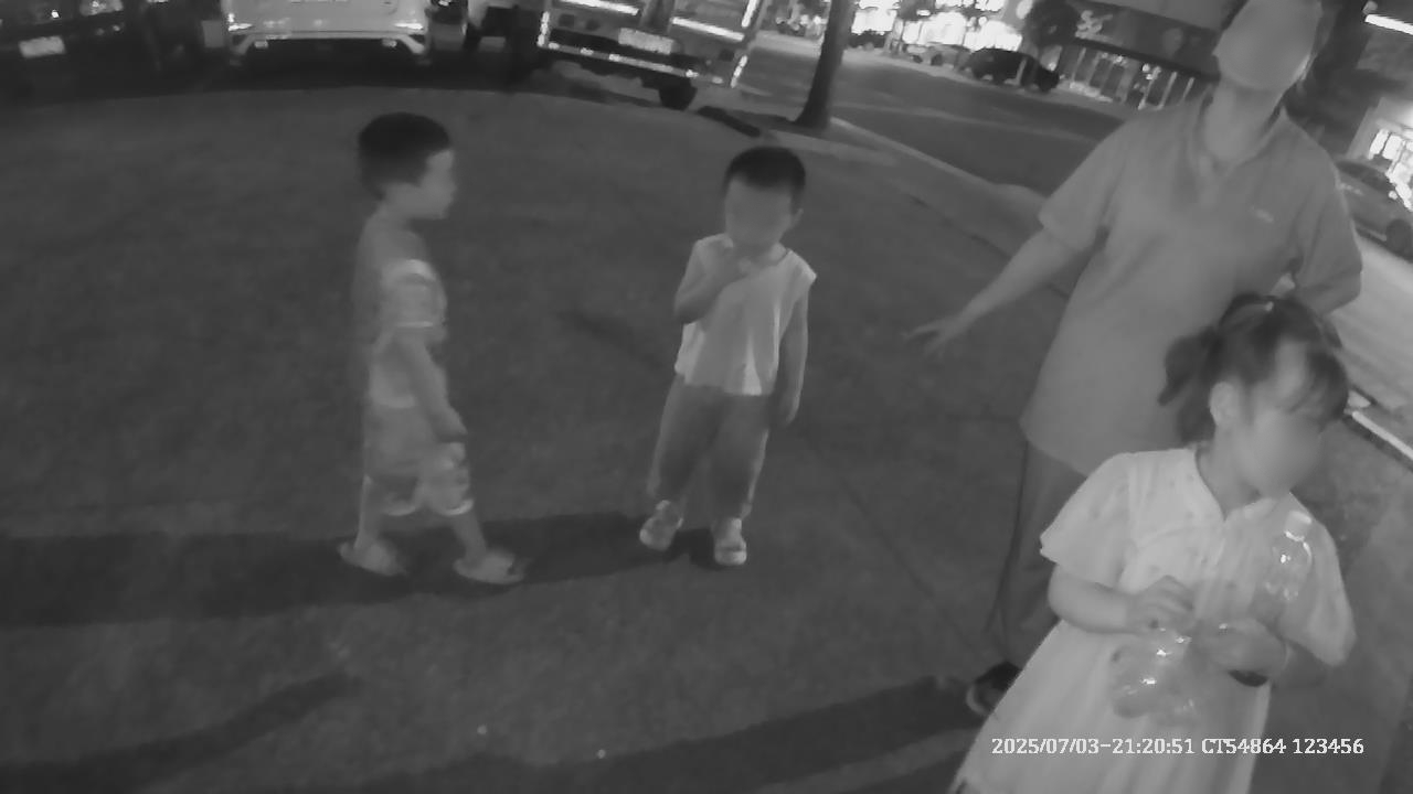 民警抵达现场后，邱女士向民警反映走失小男孩的情况.jpg