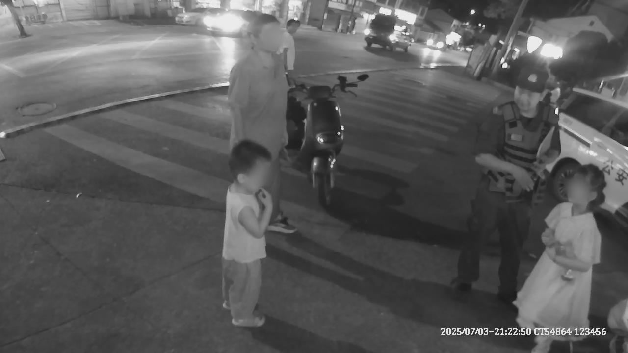 民警现场询问小男孩情况.jpg