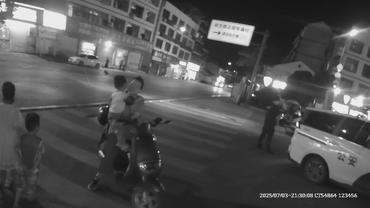 邱女士抱着走失的小男孩等待家人.jpg