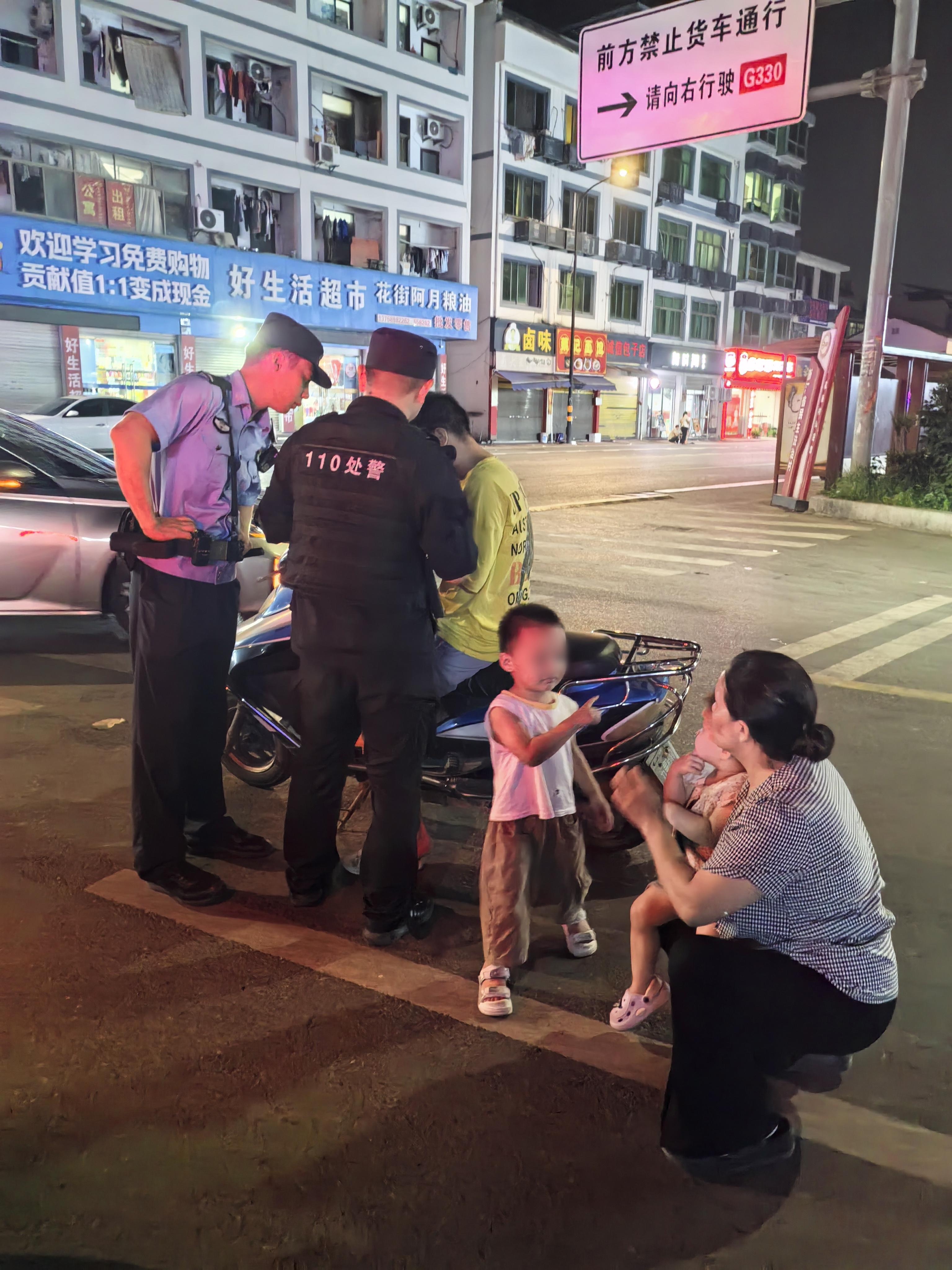 小男孩的父母赶到现场，民警核实信息后，将小男孩交到其父母身边.jpg