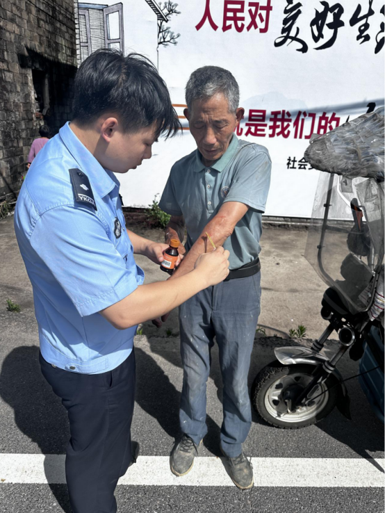 廖德荣买来碘酒为老人擦拭.png