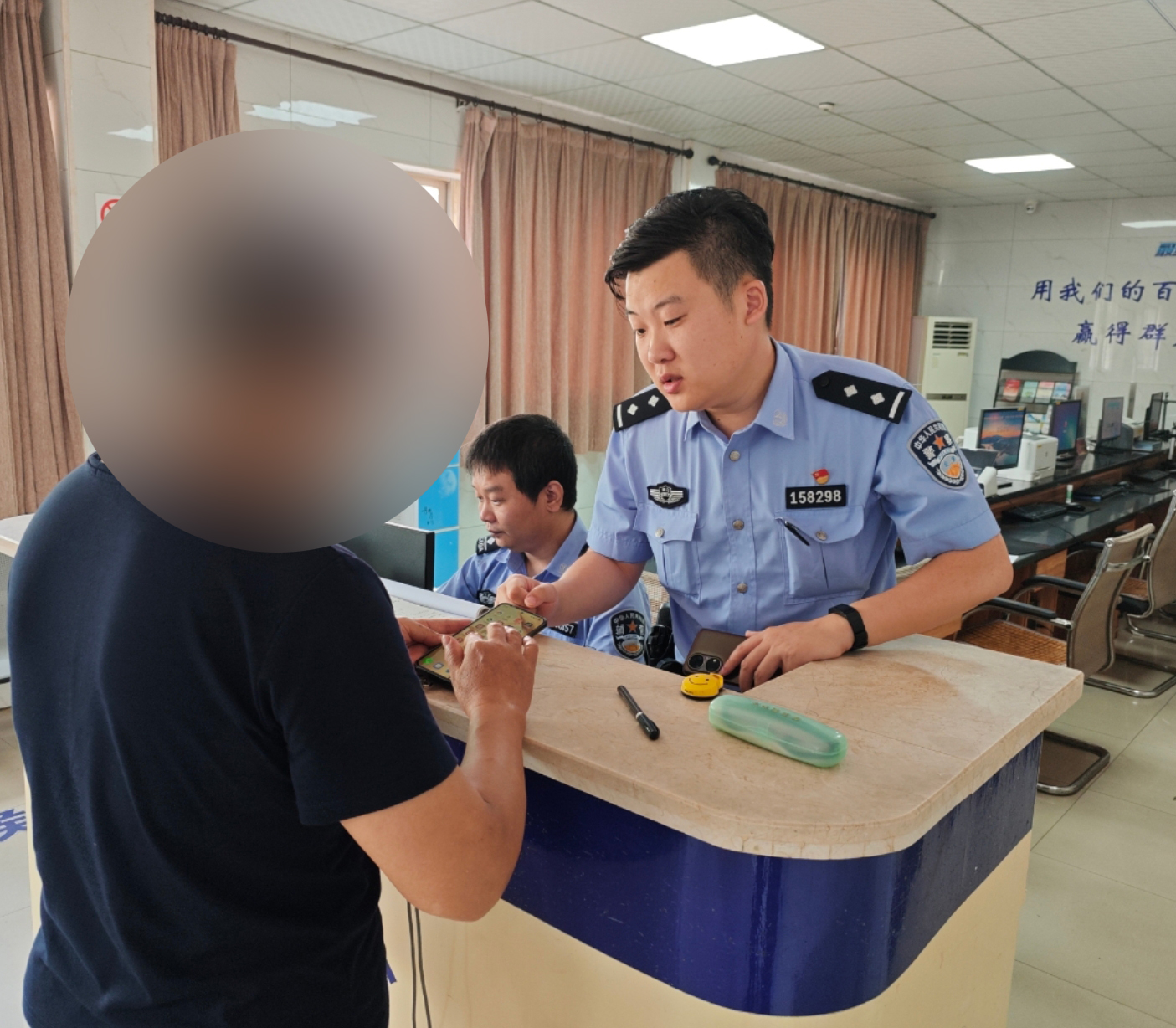 图2-民警讲解反诈知识.jpg