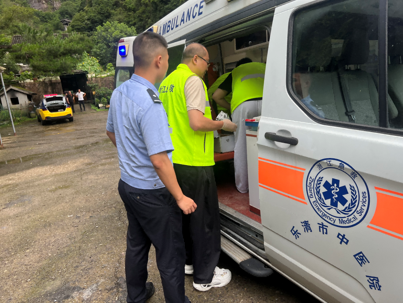 送上救护车.PNG