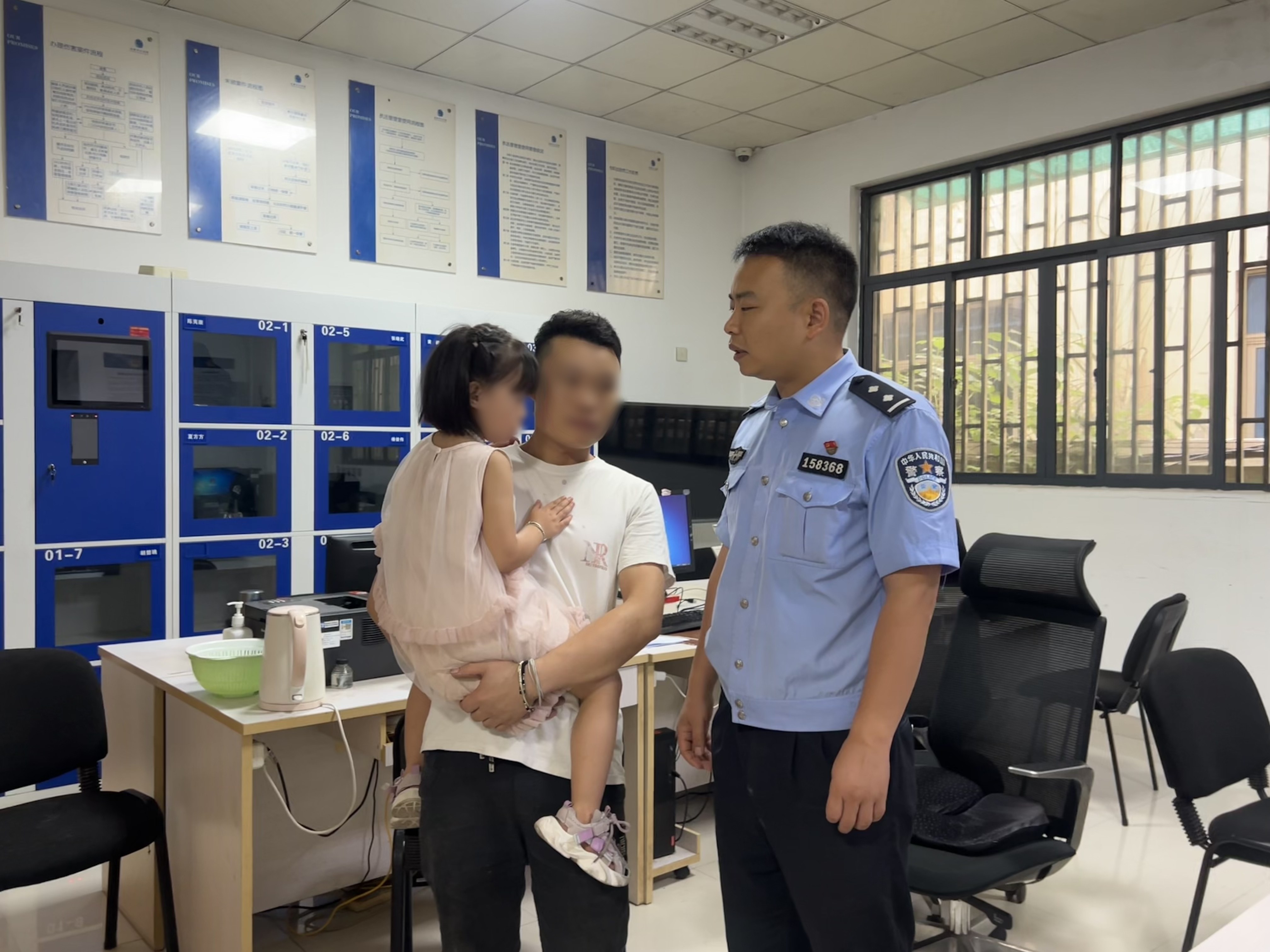小女孩父亲赶到派出所，民警叮嘱其加强看管孩子.jpg