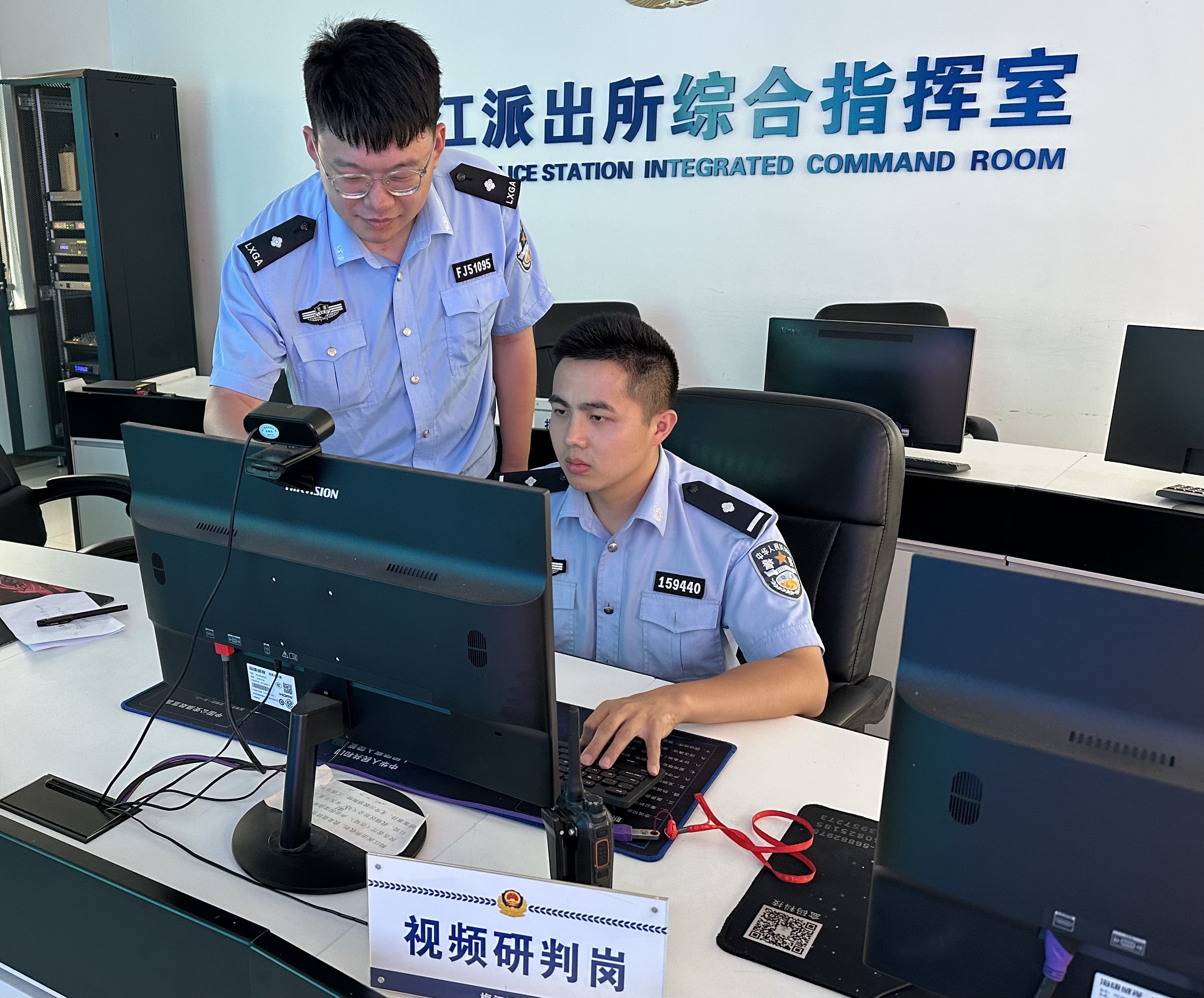 图1-民警开展视频研判.JPG