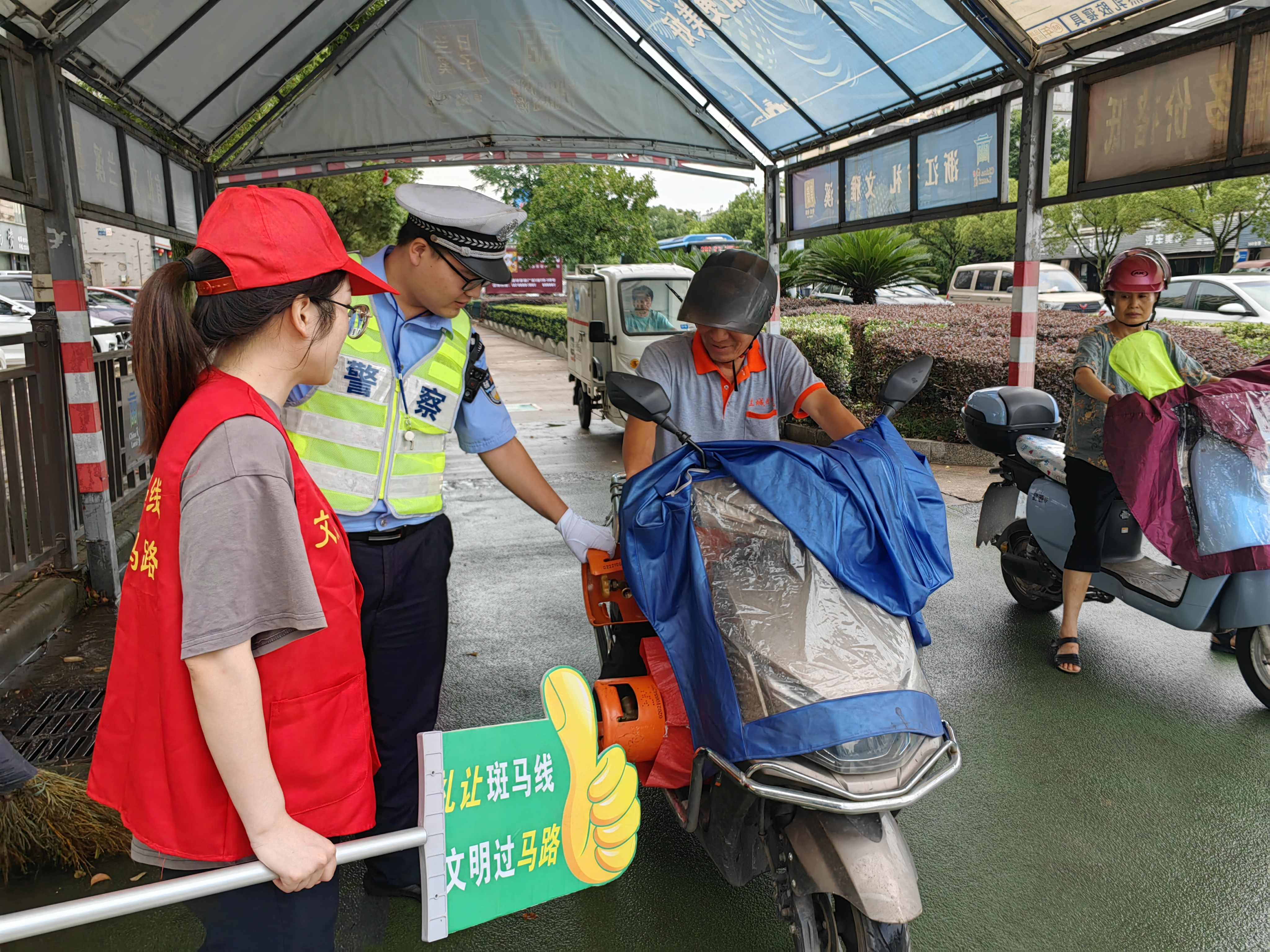 图为兰溪交警带领大学生志愿者在路口开展文明劝导工作 (1).jpg