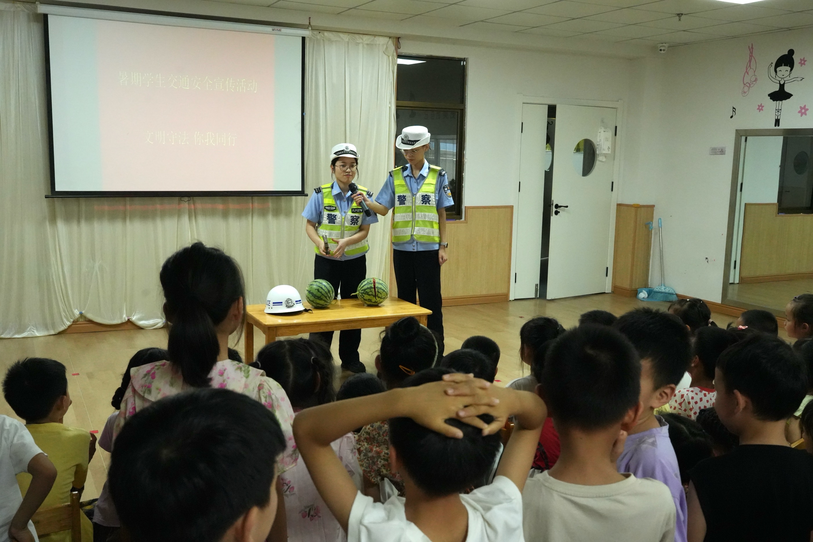 图为兰溪交警通过“给西瓜戴头盔”活动带领学生们沉浸式感受安全头盔的重要性。.JPG