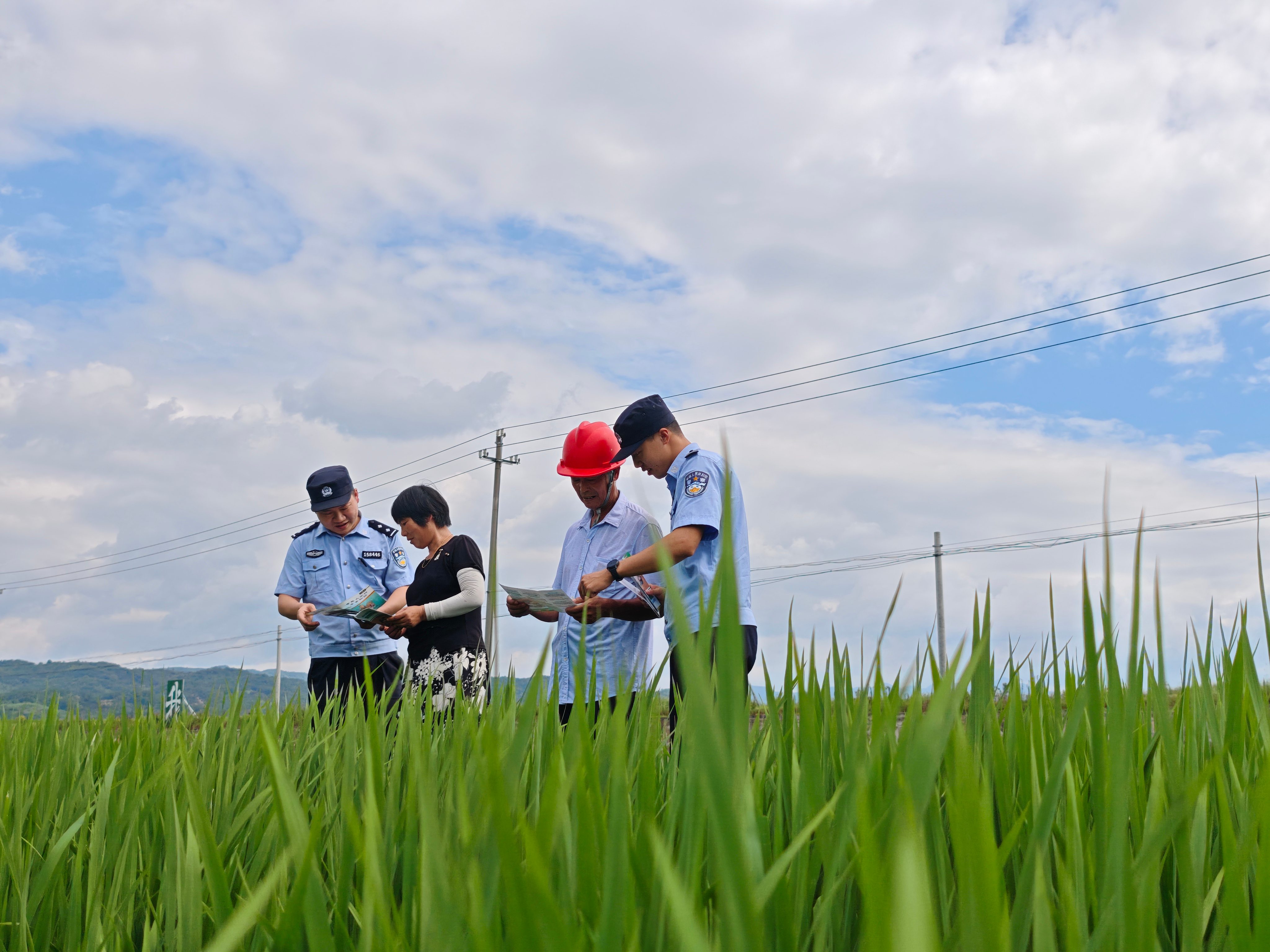 图2-民警开展反诈宣传.jpg