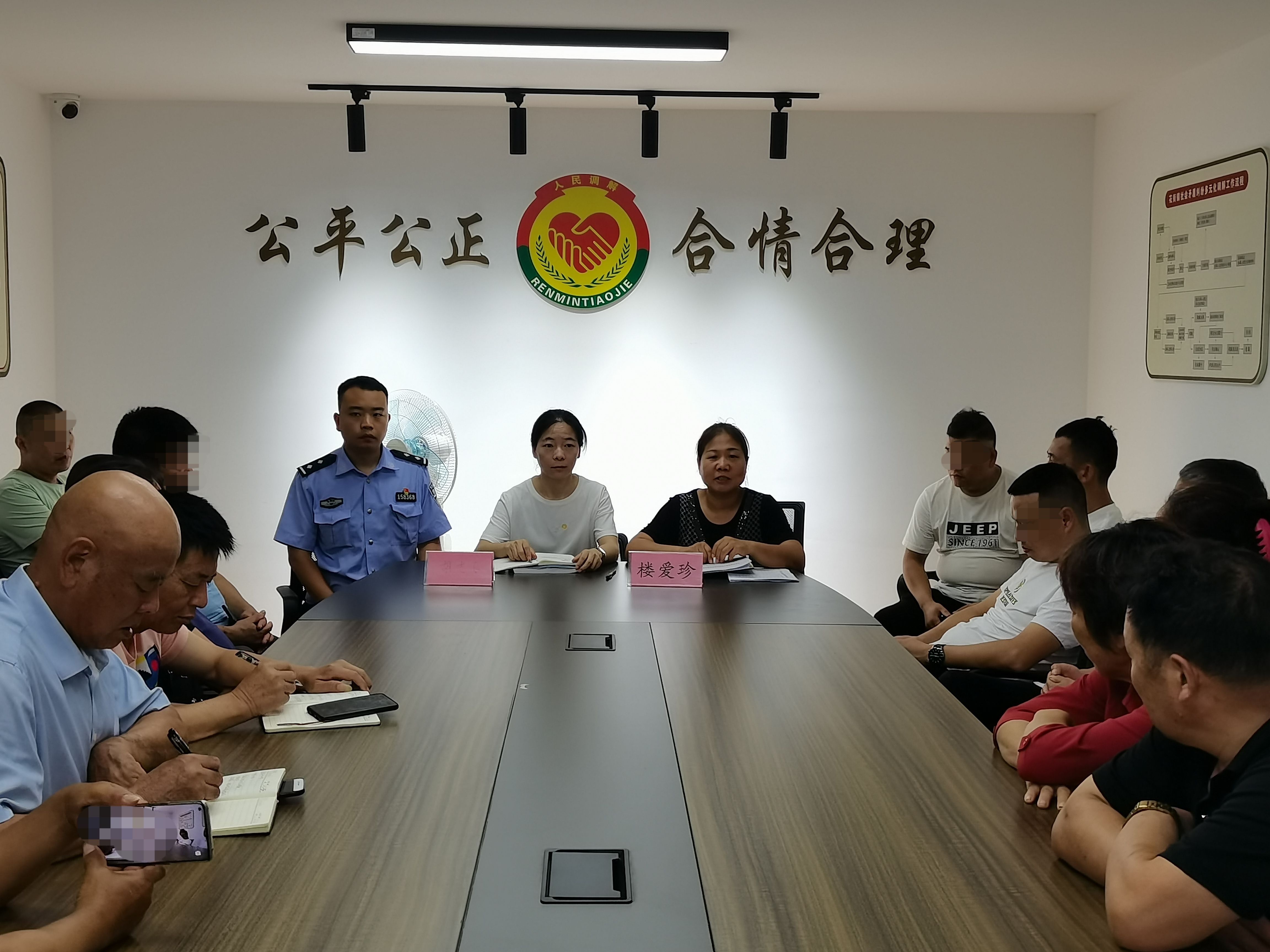 民警联合乡镇司法所等部门开展果农纠纷多元化解工作.jpg