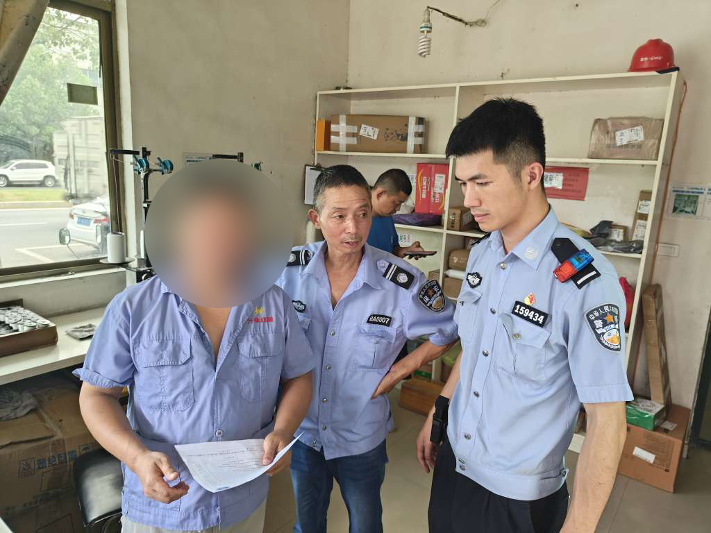 图3-民警讲解诈骗手段.jpg