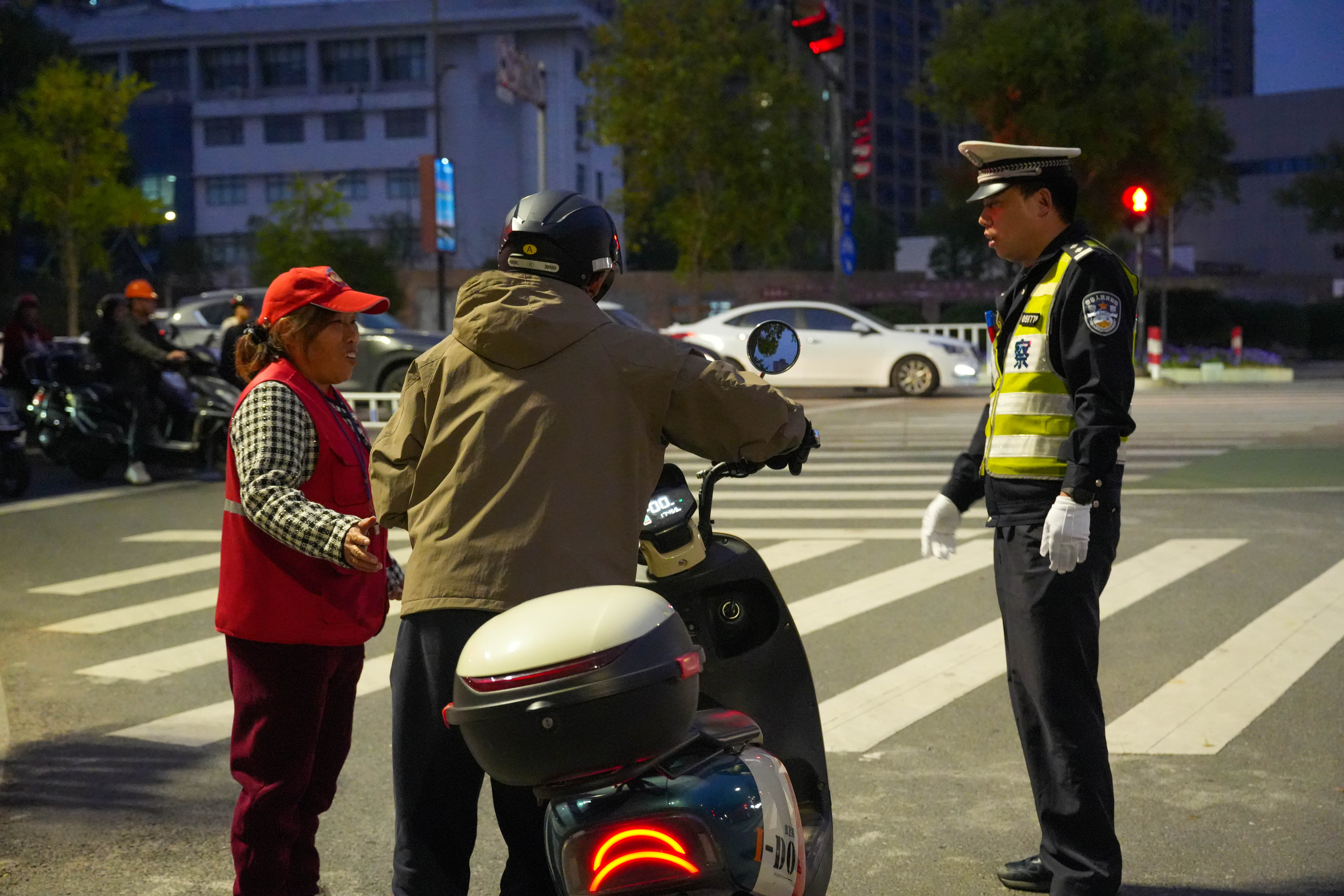 图3-方旭明组建“交企文明劝导队”.JPG