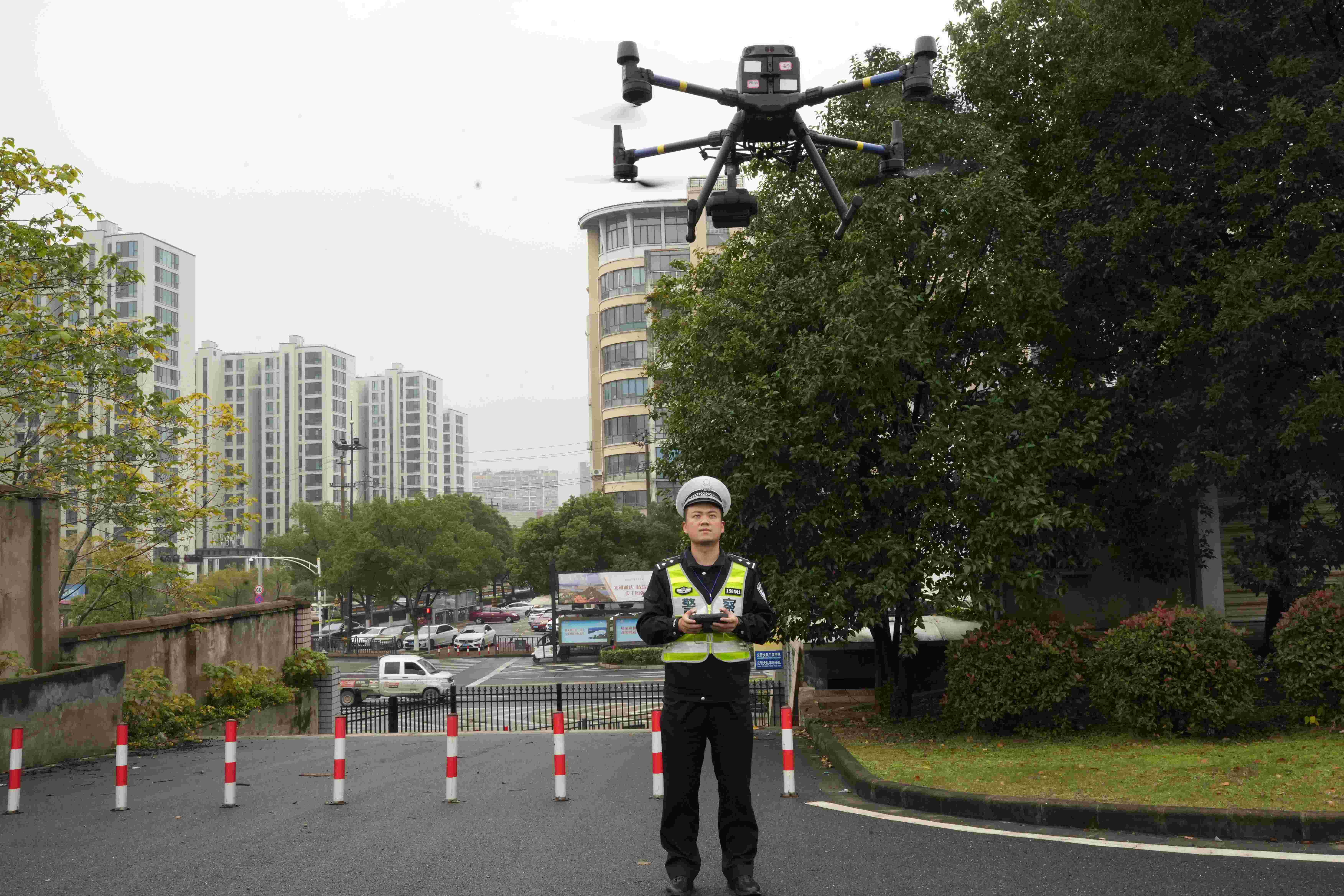 图为民警卢志康操控无人机开展道路巡查工作。.jpg