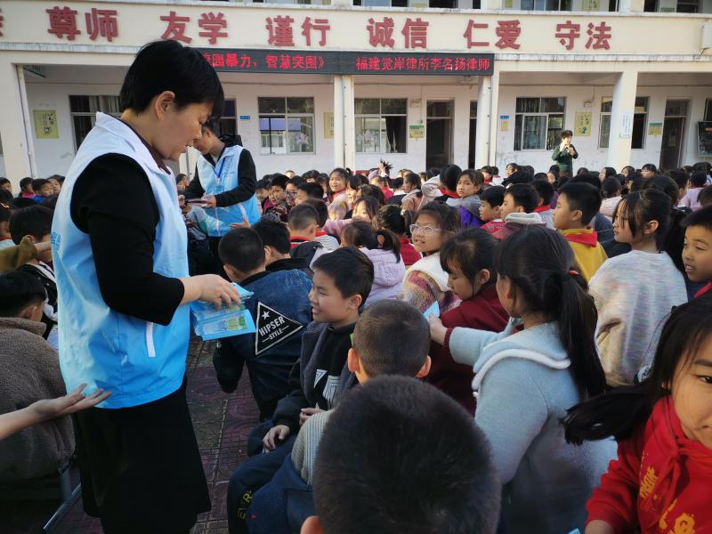 现场发放未成年人保护法相关材料(1).jpg
