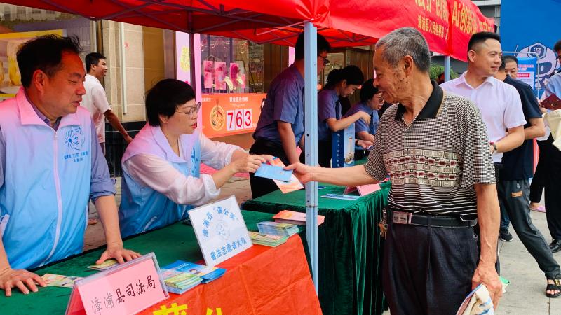 活动现场分发普法宣传材料(1)(1).jpg