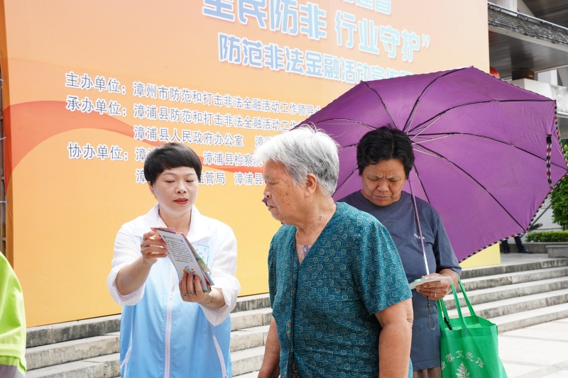 “蒲公英” 普法志愿者解答群众疑惑1_毒霸看图.jpg