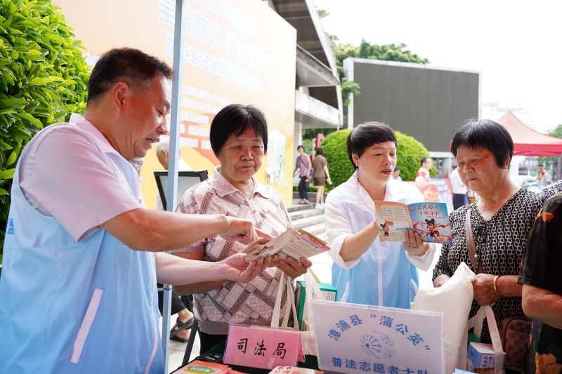 “蒲公英” 普法志愿者现场进行普法宣传_毒霸看图.jpg