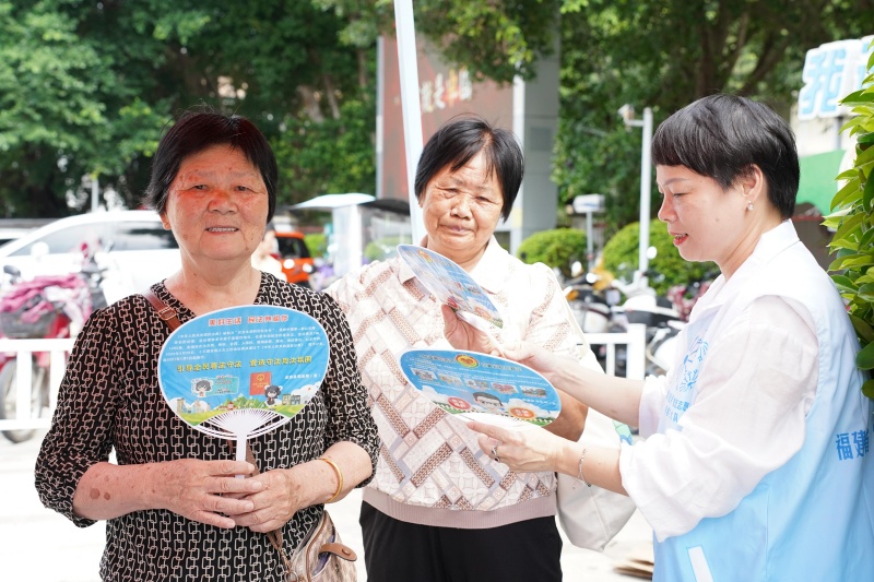 发放普法宣传小礼品_毒霸看图.jpg