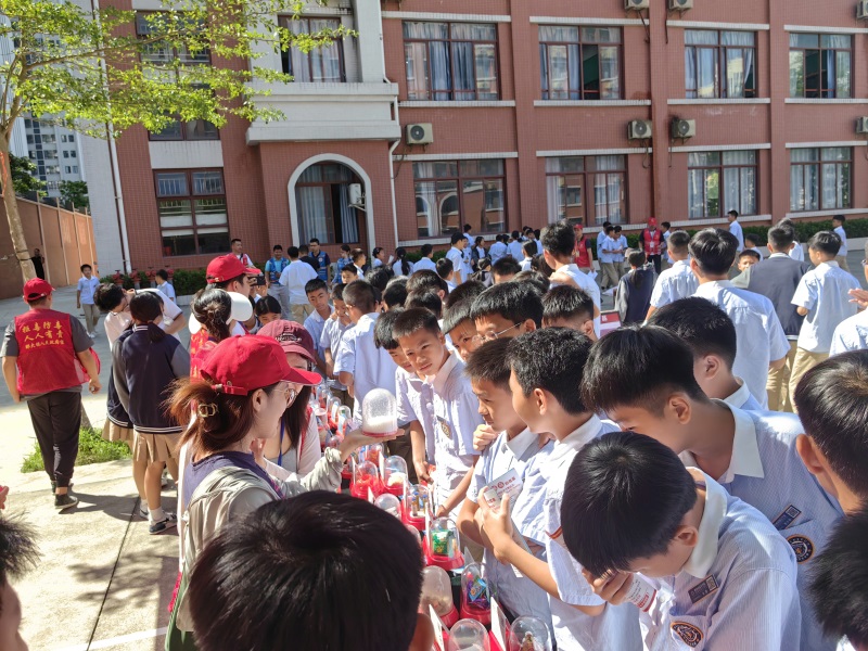 参观毒品模型.jpg