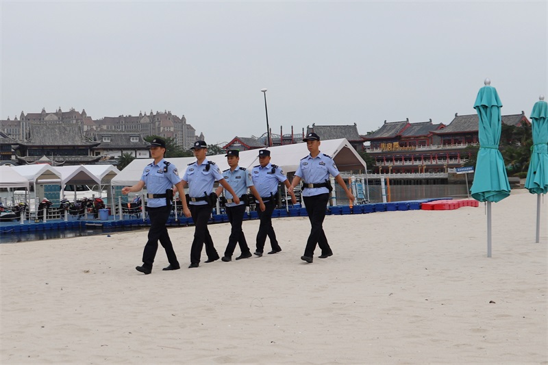 4.樊军带领民警在海花岛开展巡逻防控，范耀文摄影.JPG