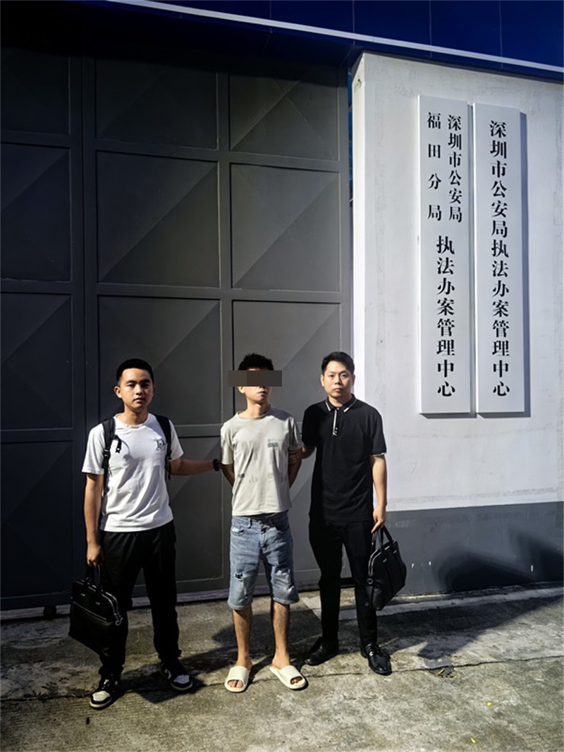 图为嫌疑人在深圳被抓获_编辑.jpg