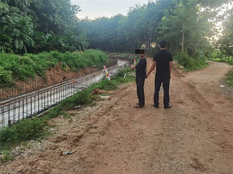 3.犯罪嫌疑人吴某指认盗窃钢筋模板现场，光村海岸派出所供图_编辑.jpg