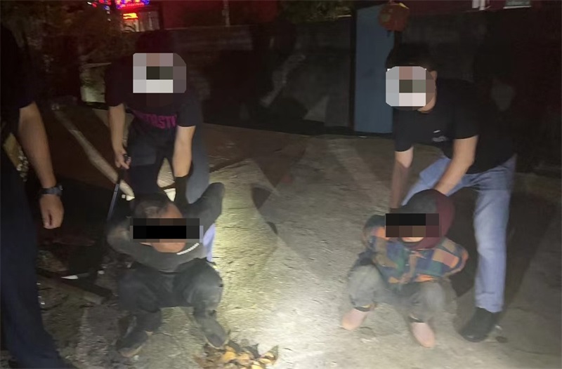 1.民警将涉嫌盗窃的犯罪嫌疑人吴某和苏某当场抓获，光村海岸派出所供图_编辑.jpg