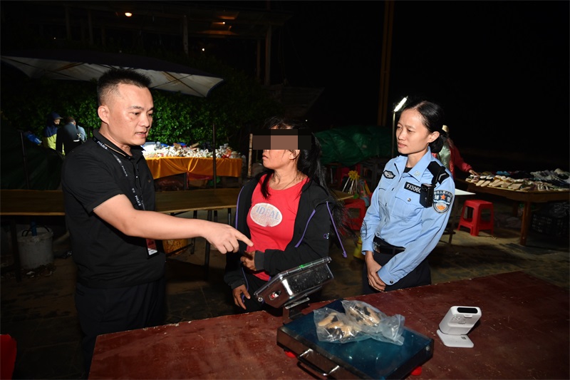 图为办案民警对查扣物品进行称重_编辑.jpg
