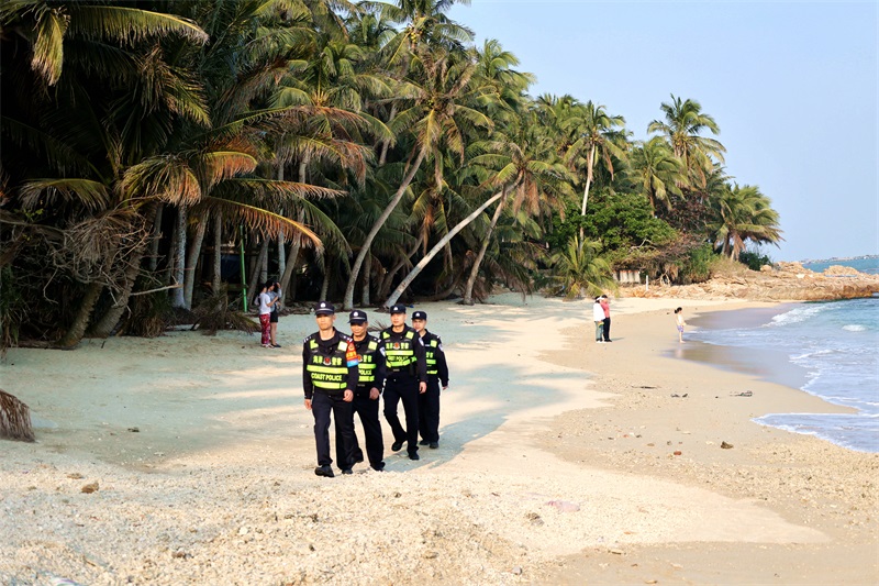琼海市公安局青葛海岸派出所民辅警，在琼海市青葛沿海岸线网红打卡点和景点，开展岸线巡逻，守护游客平安。代龙超摄..JPG