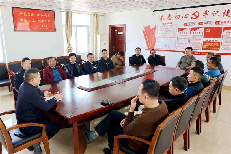 8—琼海市公安局潭门海岸派出所召开节前渔船民安全教育座谈会，代龙超摄.JPG