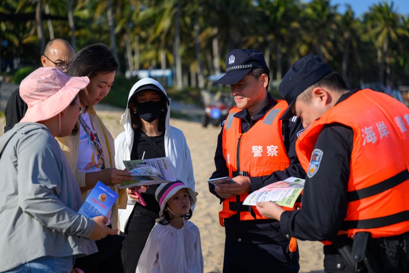 2025年1月21日，琼海市公安局博鳌海岸派出所在博鳌一带海滩开展防溺水和反诈宣传，提醒游客安全游玩。洪坚鹏摄.jpg