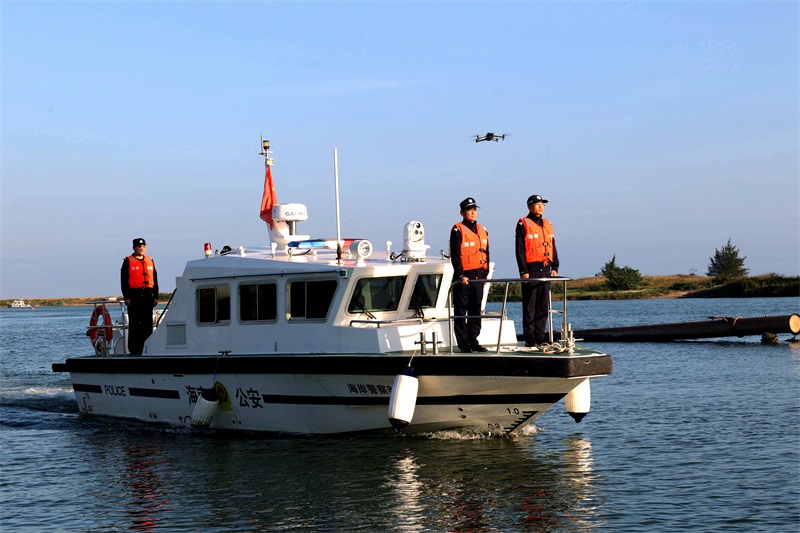 民警驾驶海岸警察执法艇前往事发海域开展救援。代龙超 摄.jpeg