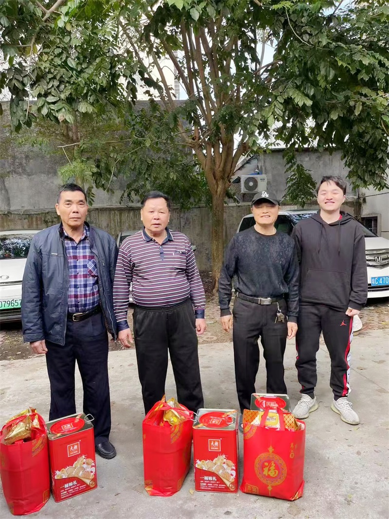 2025-01-23 屯昌法院开展春节前走访慰问退休干部活动 (2).jpg