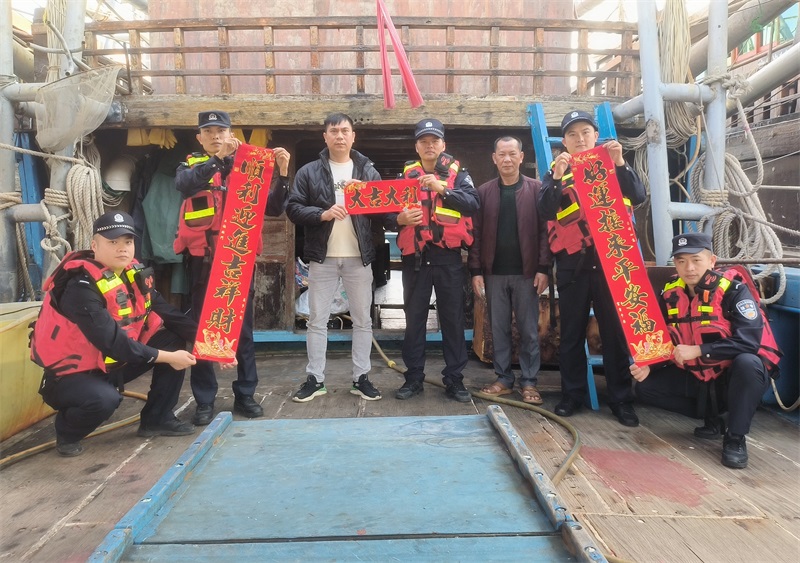 3.海南省公安厅海岸警察总队第七支队深入码头开展送“福”送春联活动。调楼海岸派出所供图.jpg