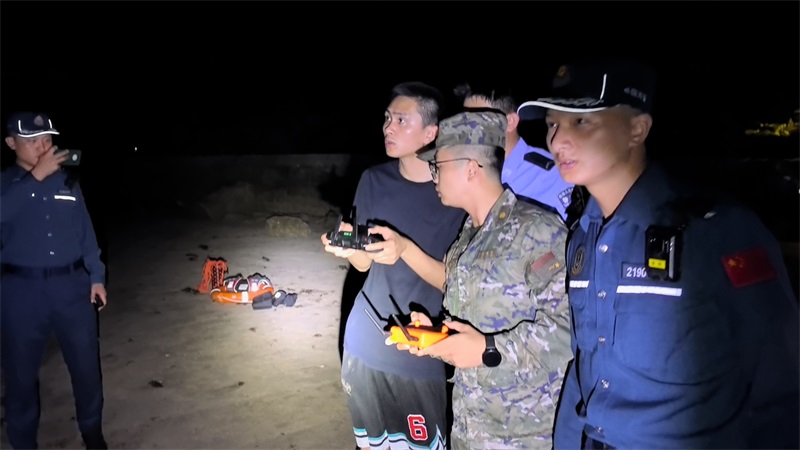 图片为龙湾港海岸派出所民警使用无人机搜寻被困群众.jpg