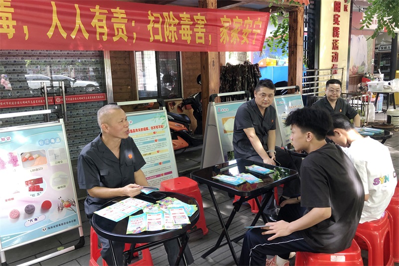 1.法律咨询。（黄琼 摄）.jpg