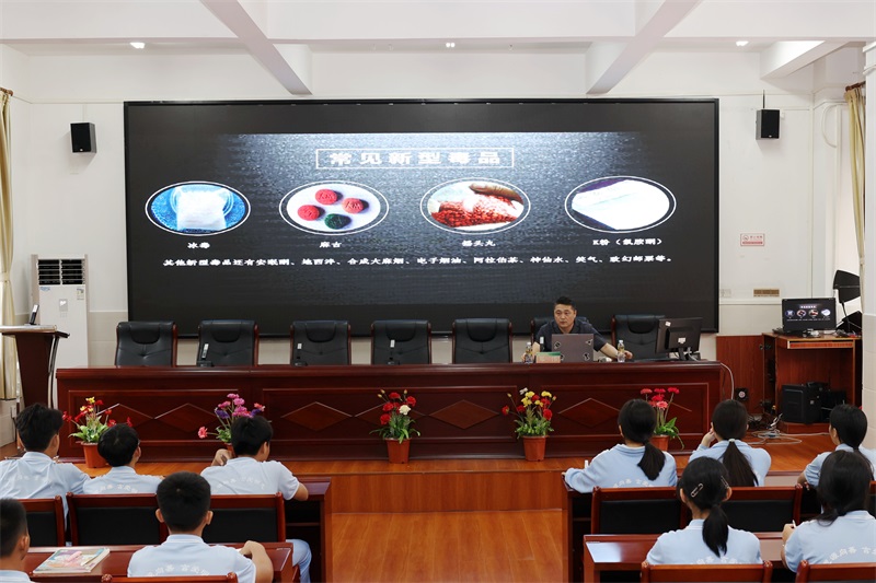 3.郑伟上禁毒法治课。（黄琼 摄）.jpg