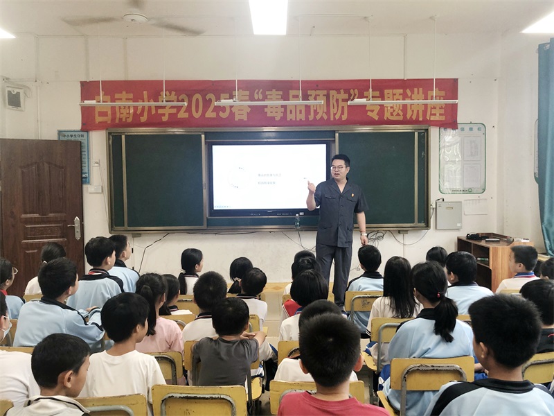 1.胡晶上禁毒法治课。（黄琼 摄）.jpg
