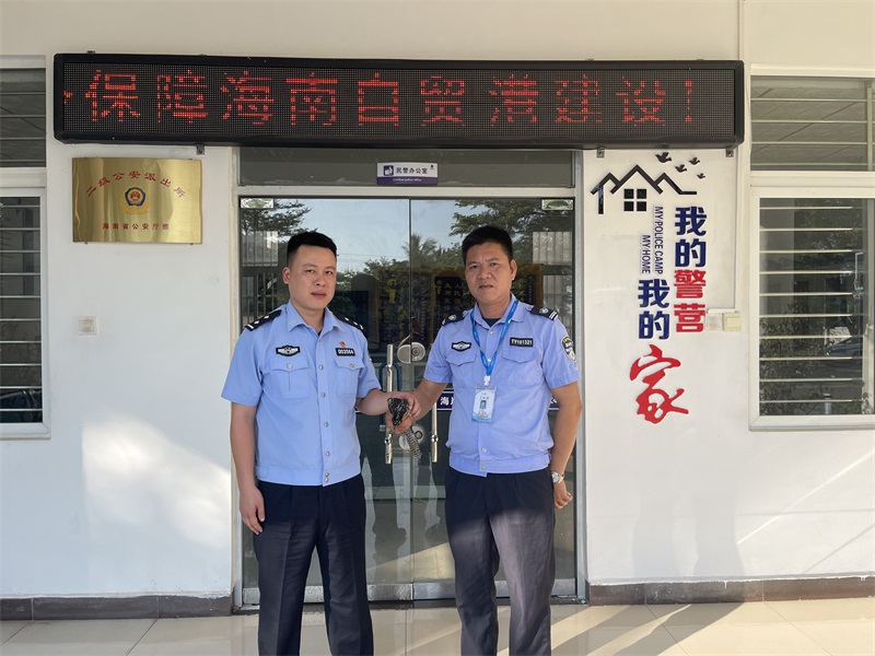 图为：11月1日，天涯海岸派出所民警余噪鹃合影（全克杰摄）.jpg