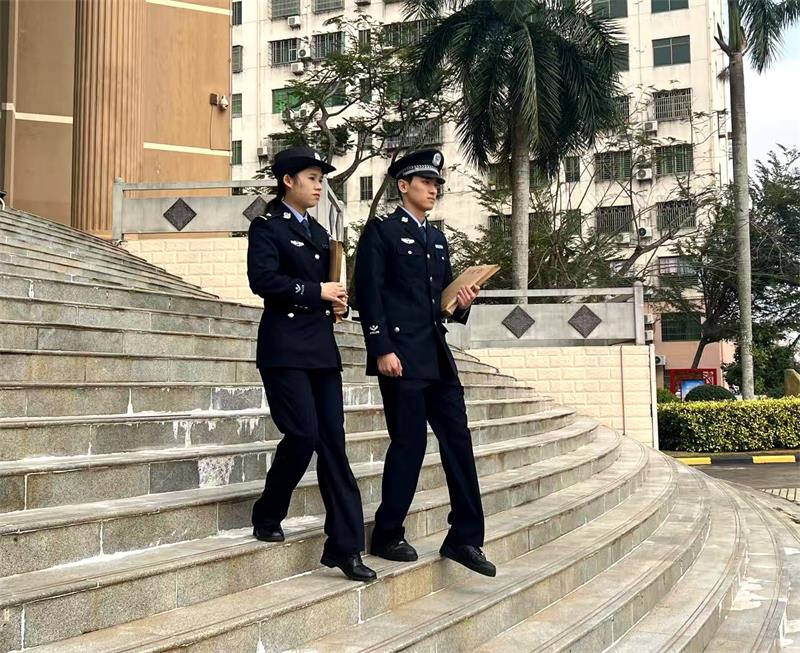 澄迈县人民检察院司法警察承担来往案件法律文书流转工作.jpg
