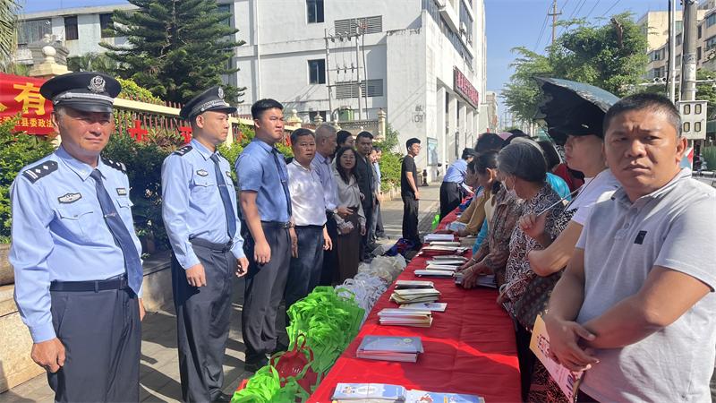 我院联合多部门在澄迈县汽车站开展国家安全教育宣传活动（2）.jpg