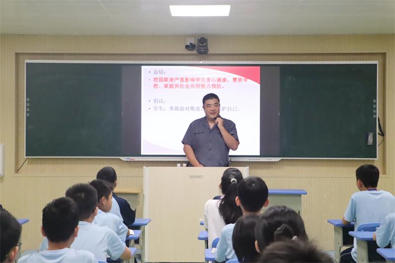 3.买歌豪上法治课。（黄琼 摄）.jpg