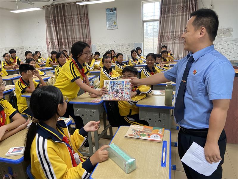 澄迈县人民检察院开展“法治进校园”系列宣讲活动4.jpg